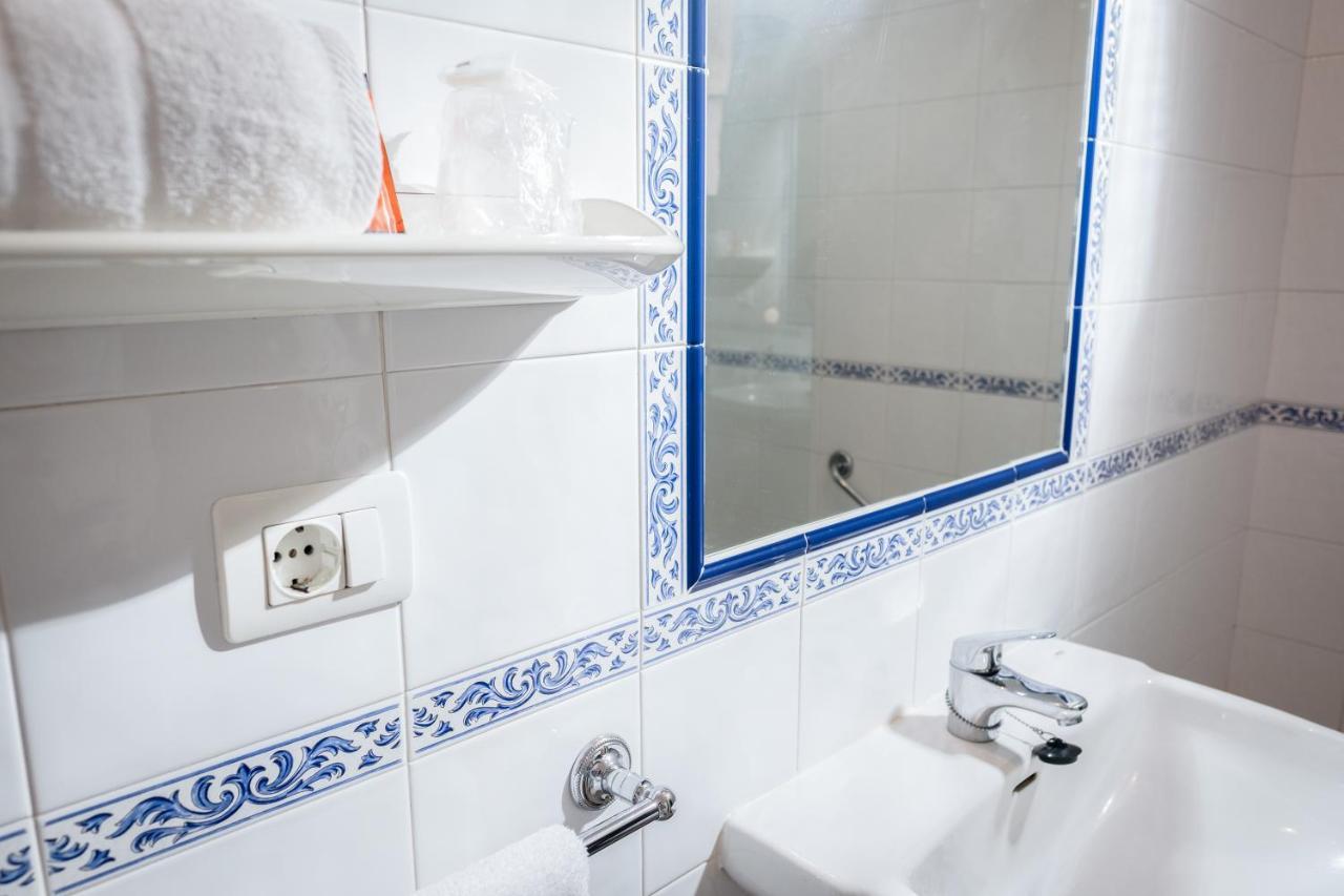 Balneario Hotel Davila 卡尔达斯·德·雷斯 外观 照片